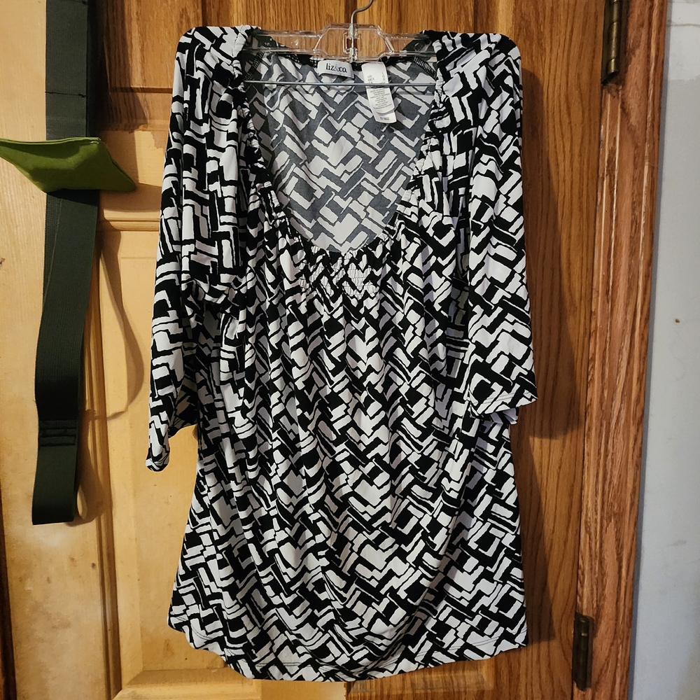 Liz & Co. Black and White Geometric Blouse